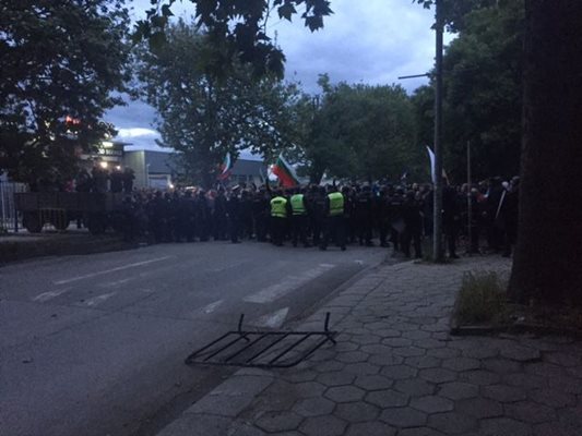 Полицаи се опитват да спрат множеството, което напира да нахлуе в циганската махала на Раднево. Снимки: Ваньо Стоилов