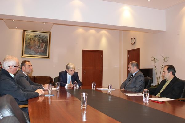 На срещата в МОСВ присъстваха (отляво надясно) Иван Обрейков, Георги Икономов, Нено Димов, Петър Петров и Иван Хаджиев.