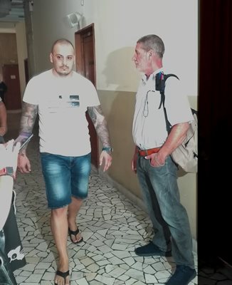 Фоторепортерът Борислав Пенков /в дясно/ и подсъдимият Петър Биберов минути преди да влязат в съдебната зала. Снимка: Авторът