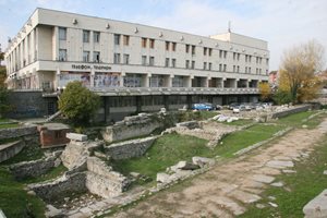 Вдигат аркадите, входовете и улиците на древния площад в Пловдив