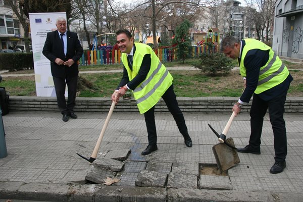 Зам.-кметът на общината Пламен Райчев и кметът на "Северен" Стоян Алексиев направиха първата копка. Снимка Радко Паунов