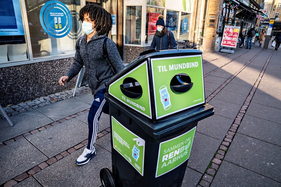 Още през ноември 2020 г. навсякъде във втория по големина град в Дания - Орхус, бяха поставени кошчета за отпадъци, предназначени само за еднократни маски. Всеки от контейнерите побира около 3000 маски.