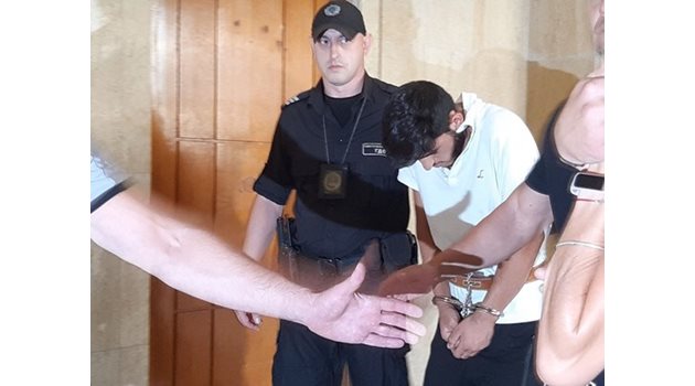 Закопчан с белезници на ръцете и краката Омар влиза в съдебната зала.
Снимка: Димчо Райков