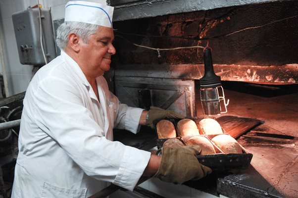Повечето българи имат навика да ядат само пресен хляб, въпреки че нямат особено високи доходи.