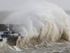 Бурята, която премина през територията на Великобритания, Франция и Испания, вдигнаха 20-метрови вълни по крайбрежието на Уелс, предадоха британски медии.
Един от най-големите круизни кораби в света пък се наложи да се върне в пристанището порт Канаверал заради 10-метрови вълни и ветрове от 100 мили в час в Атлантическия океан, съобщи в.