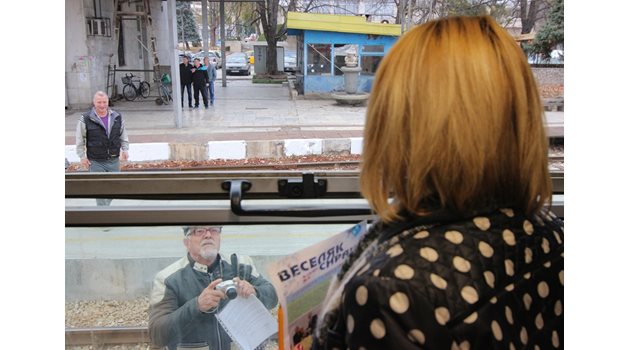 Мая Манолова се ръкува и поздрави някои от гражданите през прозореца на купето, докато влакът бе спрял на гарата.