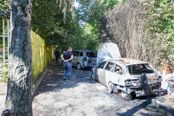Пламъците по опела на Минеков (отзад на снимката) се прехвърлили от друга кола.  СНИМКА: БГ ОН ЕЪР
