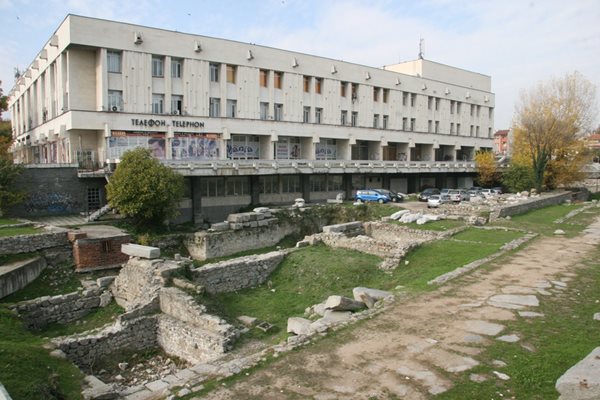 Римският форум в Пловдив ще бъде експониран с аркади и входове. През 2003 г. той беше продаден, но общината си го откупува. Снимки: Евгени Цветков