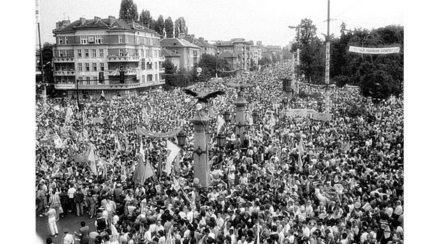 На 7 юни 1990 г. Орлов мост и целият бул. “Цариградско шосе” са изпълнени от милион души на митинг на СДС.