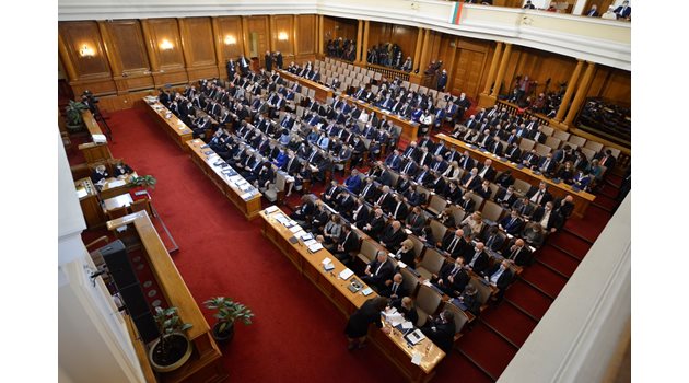 Депутатите започнаха със скандал редовните си заседания в старата сграда на парламента на площад “Народно събрание” 2.