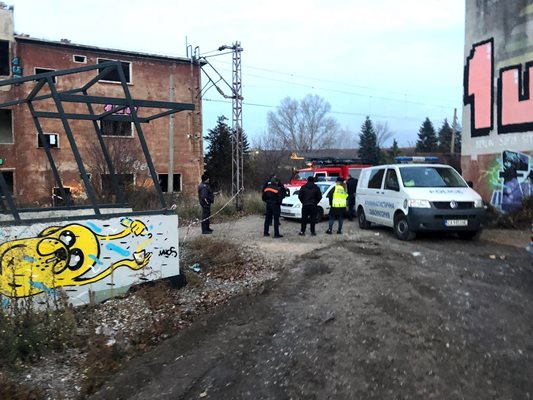 Убийството е станало в тази изоставена сграда. СНИМКА: АЛЕКСАНДРА НИКОЛАЕВА