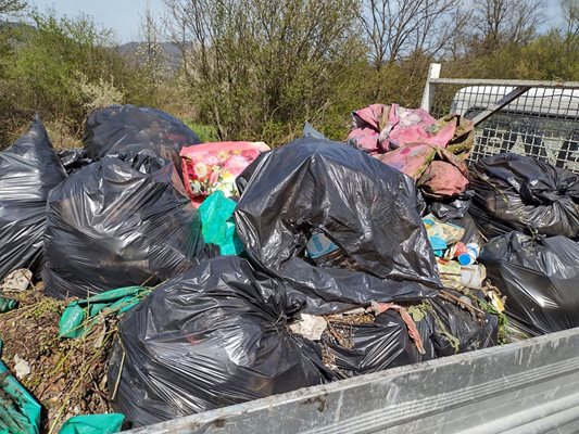 Цял камион отпадъци събраха от нерегламентирано сметище

Снимка: Община Елена