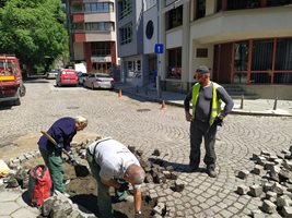 Работници пренареждат павета в Пловдив. Все по-малко са майсторите, които могат да вършат такава работа.