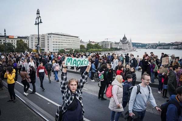 Ungarere demonstrerer i Budapest til støtte for lærere som kjemper for høyere lønn.