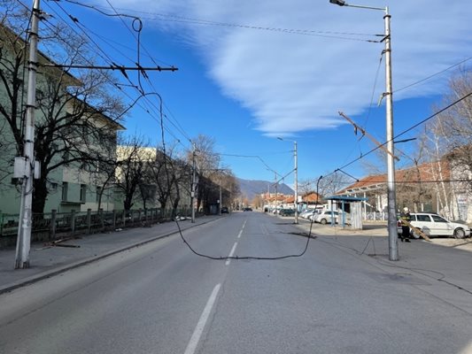 Ураганният вятър във Враца с над 130 км в час продължава да нанася сериозни щети в града