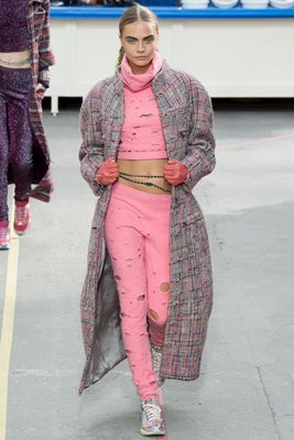 Кара  Делевин  дефилира  с розовия анцуг  на Карл  Лагерфелд  в Париж.