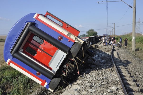 Пет вагона от пътнически влак са излезли от релсите в Северозападна Турция. СНИМКИ: Ройтерс