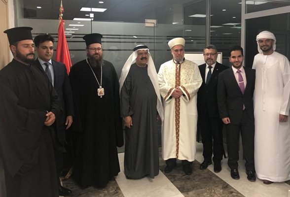 Посланикът на ОАЕ Абдулуахаб ал Нажар (в средата) между представителите на мюсюлманското вероизповедание и Българската православна църква
