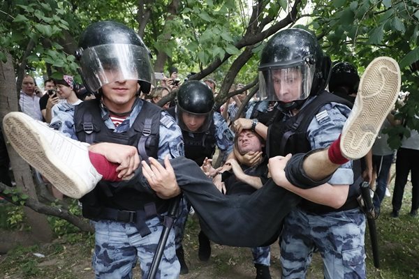 По време на протеста в защита на журналиста на 12 юни бяха задържани над 500 души.