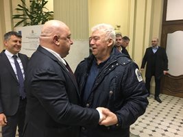 Футболната легенда и почетен президент на "Локомотив" Христо Бонев посрещна Кралев в Пловдив.