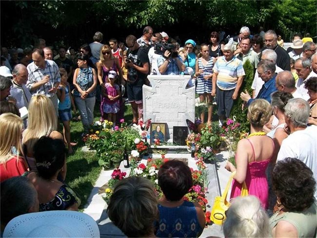 Всяка година на 11 август на гроба на Ванга идват много хора да се помолят за здраве и упокой на душата на феноменалната българка