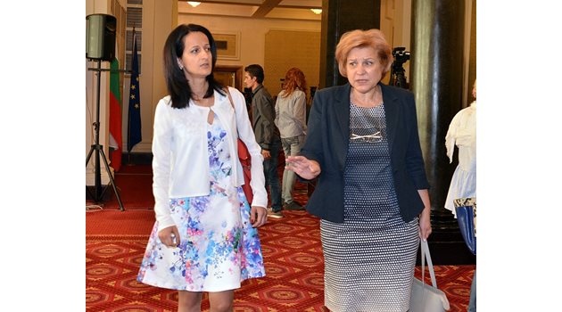 В кулоарите на парламента малко след като е избрана за председател на финансовия регулатор с шефката на бюджетната комисия Менда Стоянова