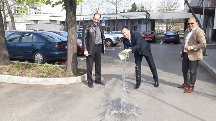 Ральо Ралев лисна менчето с вода на новия паркинг.