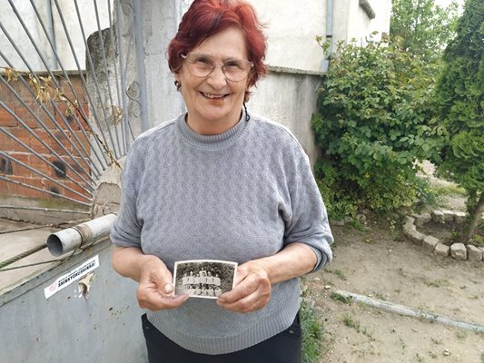 76-годишната бивша учителка Недка Димитрова още пази снимката със Стефан Янев
Снимка Радко Паунов