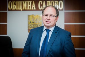 Кметът на Садово Димитър Здравков:
Асфалтирахме 30 км улици със собствена техника