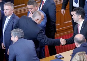Бойко Борисов се ръкува с Кирил Петков в парламента.

СНИМКА: ВЕЛИСЛАВ НИКОЛОВ