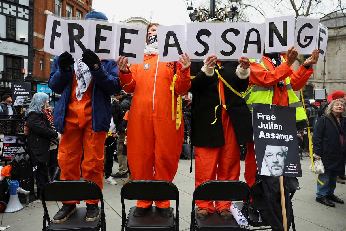 Опитват да спрат екстрадирането на Асандж в САЩ от страх, че може да умре