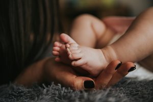 За късното родителство и защо българките раждат първото си дете най-рано в целия ЕС