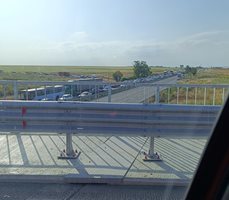 Огромни тапи от коли, автобуси и камиони с изнервени водачи се образуват по пътя Бургас-Слънчев бряг заради ремонт на малък участък, който обаче удължава пътя с 10 километра.

СНИМКА: “24 ЧАСА”