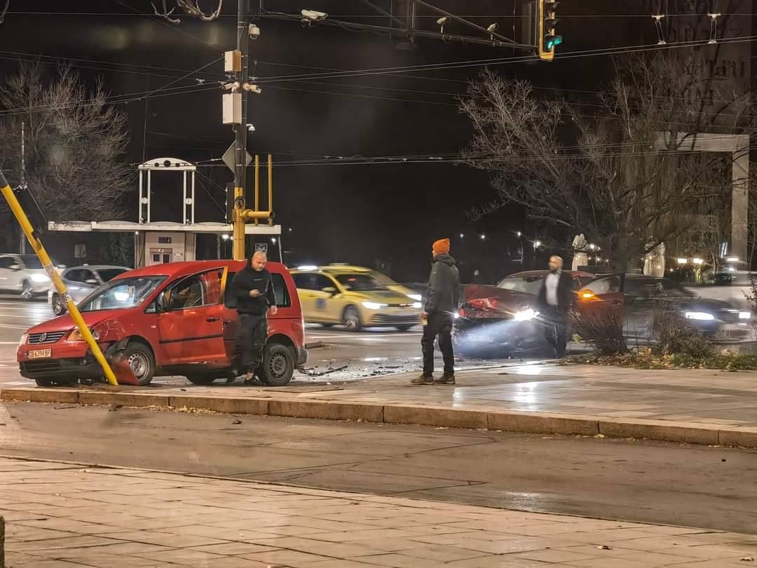 Младеж е в болница след сблъсъка между джип и кола на Орлов мост в София (Снимки)