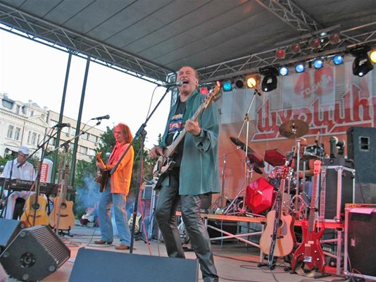 “Щурците” отбелязаха своя 40-годишен юбилей с концерти в по-големите градове на България. 
СНИМКИ: “24 ЧАСА” И БУЛФОТО
