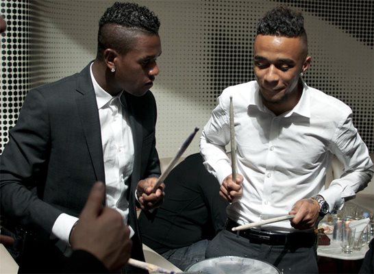  Мисиджан (вляво) и Луму свирят балкански ритми на барабана