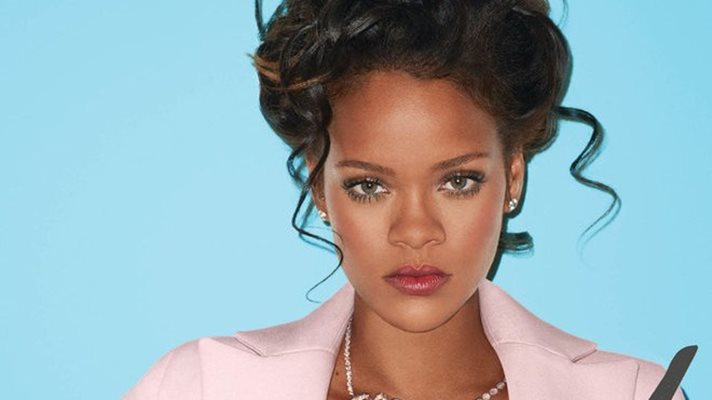 Rihanna разголи гръд  за CR Fashion Book (Снимки)