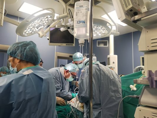 Паралелно с белодробната трансплантация специалистите от ВМА присадиха черен дроб от същия донор на 46-годишен мъж. СНИМКА: ВМА