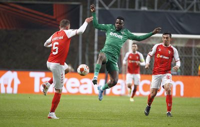 Португалецът Шоу се опитва да отиграе топката пред очите на Оливейра от “Брага” при загубата в Лига Европа. 
 СНИМКА: Клубен сайт