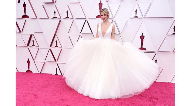Мария Бакалова на червения килим на Оскарите с рокля на "Луи Вюитон" СНИМКА: РОЙТЕРС