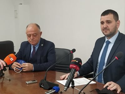 Областният управител Йордан Иванов (вдясно) със своя партиен лидер Атанас Атанасов. СНИМКА: 24 часа Пловдив онлайн