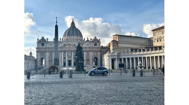 Площад “Свети Петър” остана празен в продължение на часове, а светлините на коледното дърво бяха угасени след съобщението за смъртта на Бенедикт XVI