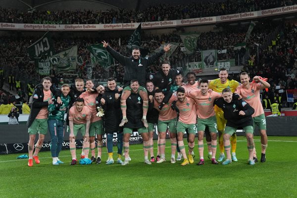 Илия Груев е втори и в подредбата на празнуващите победата в Щутгарт играчи на "Вердер" - на долня ред от дясно на ляво. Снимка: туитър на "Вердер"