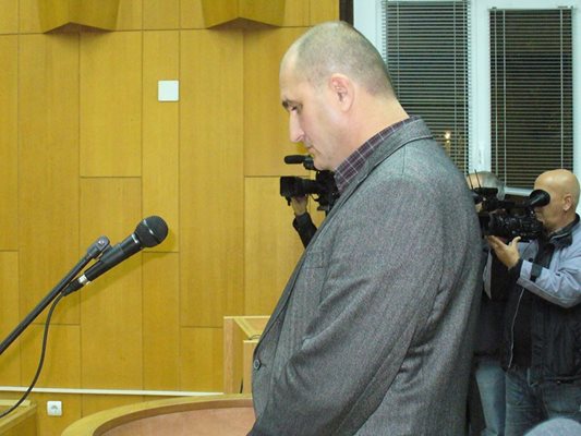 Подсъдимият Георги Сапунджиев слуша присъдата си, адвокатът му Георги Георгиев ще реши дали да я обжалва, след като се запознае с мотивите на съда.