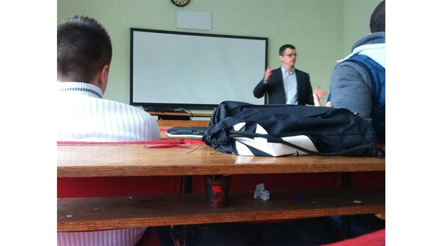 ИНСТРУКЦИИ: Константин Казаков разяснява пред студентите какво ще изисква от тях на изпита.

СНИМКА: ХРИСТИНА ТЕОДОСИЕВА
