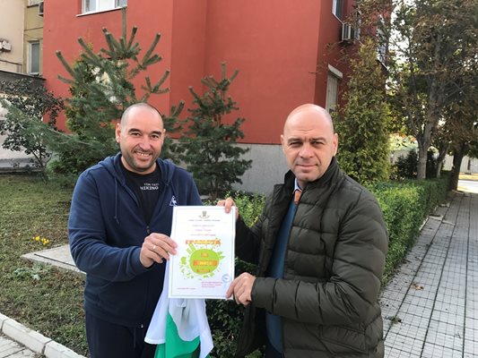 Кметът на район "Тракия" Костадин Димитров (вдясно) награждава победителя