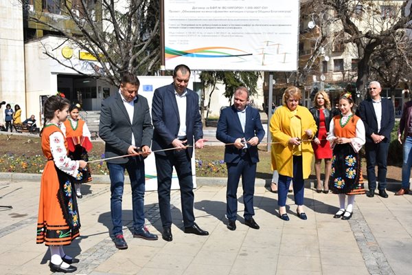 Кметът Атанас Камбитов откри символично нови 22 санирани жилищни блока в Благоевград.