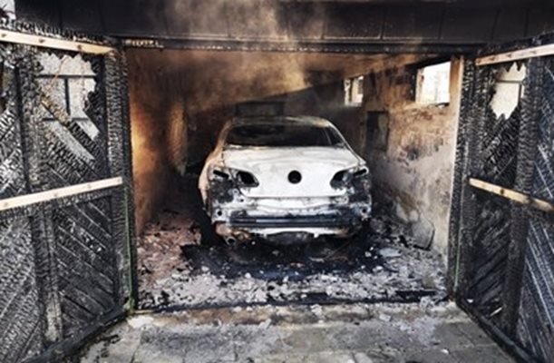 Изгорялата кола е на Христо Гешов от "Републиканци за България"-Червен бряг. 