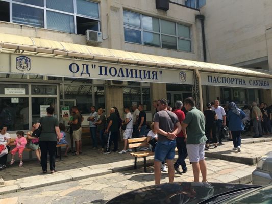 Заради наплива от 4 юли работното време на сектор "Български документи за самоличност" в Кърджали е удължено с 2 часа.
СНИМКИ: НЕНКО СТАНЕВ
