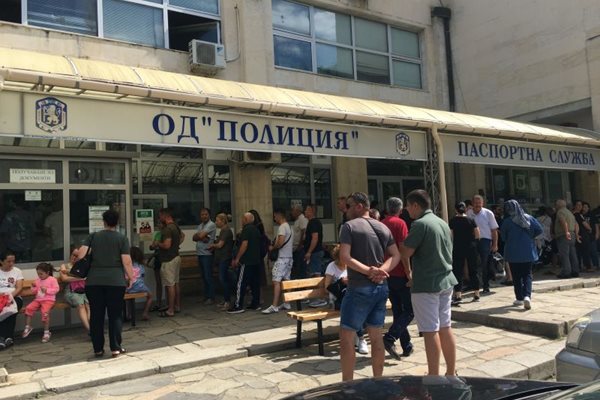 Заради наплива от 4 юли работното време на сектор "Български документи за самоличност" в Кърджали е удължено с 2 часа.
СНИМКИ: НЕНКО СТАНЕВ